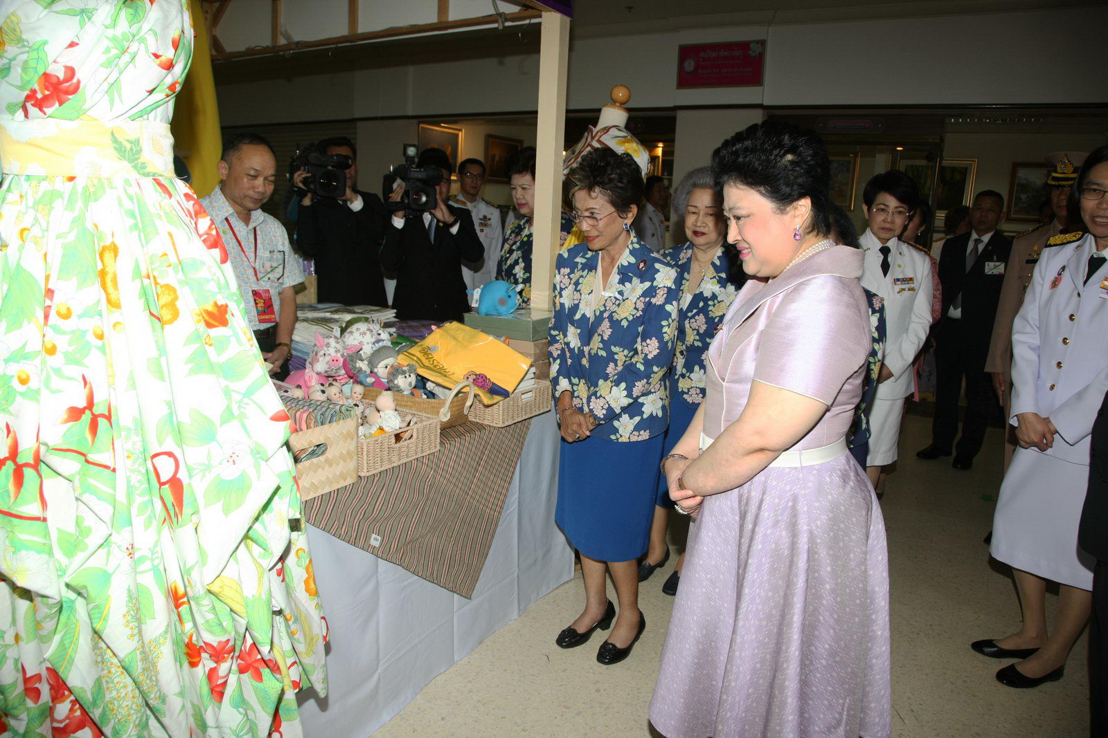 เสด็จไปทรงเปิดงานฝ้ายทอใจ ครั้งที่ 11 ณ อาคารศาลาพระมิ่งมงคล ศูนย์ส่งเสริมศิลปาชีพระหว่างประเทศ (องค์การมหาชน)