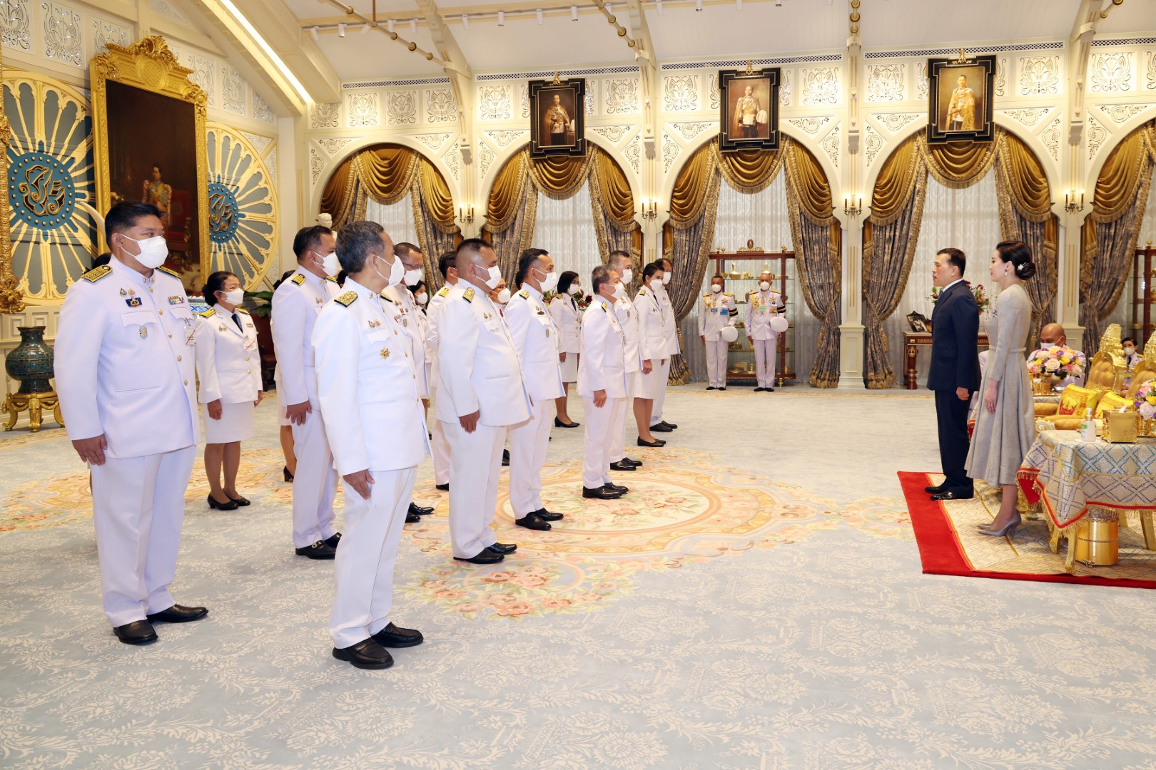 พระบาทสมเด็จพระเจ้าอยู่หัว และสมเด็จพระนางเจ้า ฯ พระบรมราชินี  เสด็จออก ณ พระที่นั่งอัมพรสถาน พระราชวังดุสิต พระราชทานพระบรมราชวโรกาสให้ คณะบุคคลต่าง ๆ เฝ้าทูลละอองธุลีพระบาท