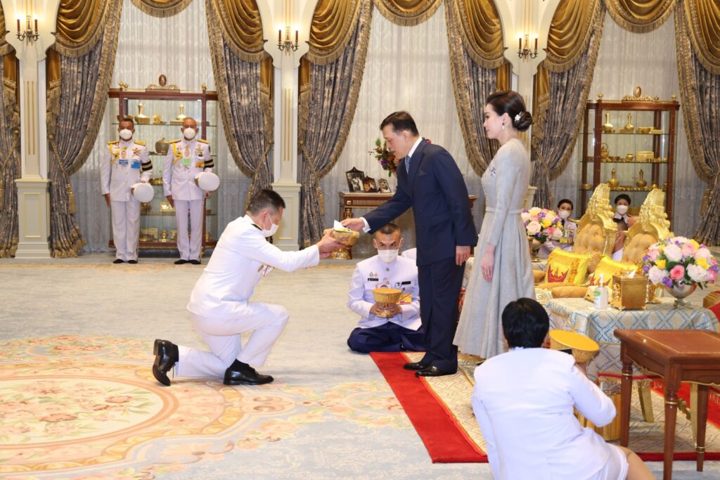 ในหลวง พระราชินี พระราชทานพระบรมราชวโรกาส ให้คณะบุคคล เฝ้าทูลละอองธุลีพระบาท