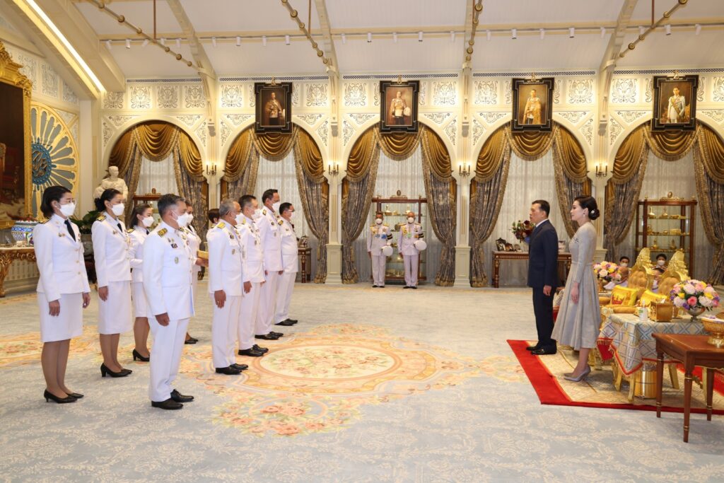 ในหลวง พระราชินี พระราชทานพระบรมราชวโรกาส ให้คณะบุคคล เฝ้าทูลละอองธุลีพระบาท