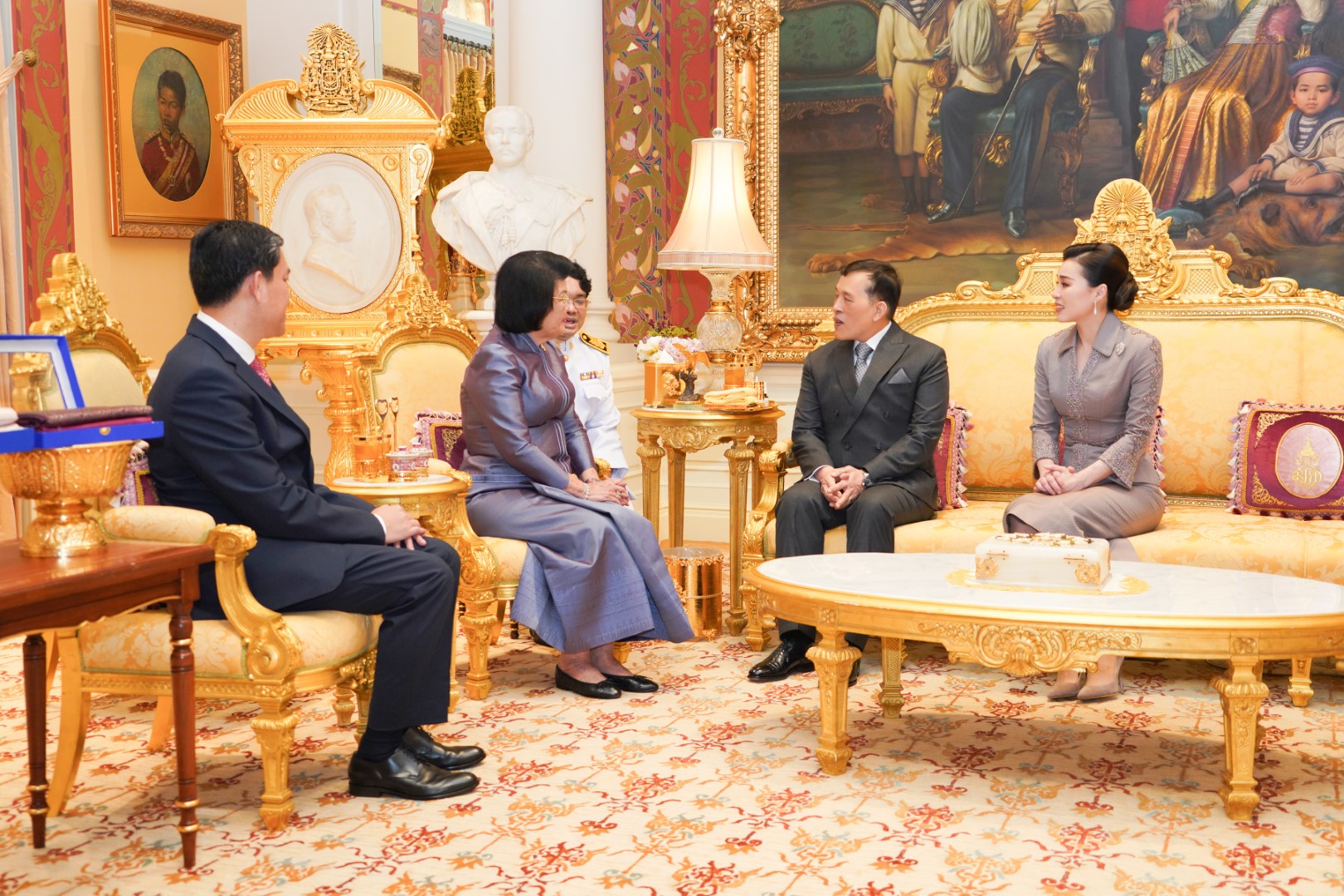 พระบาทสมเด็จพระเจ้าอยู่หัว และสมเด็จพระนางเจ้า ฯ พระบรมราชินี เสด็จออก ณ พระที่นั่งอัมพรสถาน พระราชวังดุสิต พระราชทานพระบรมราชวโรกาสให้ สมเด็จมหารัฐสภาธิการธิบดี ควน โซะดารี (Samdech Moha Rathsapheathika Thipadei KHUON SUDARY) ประธานสภาแห่งชาติราชอาณาจักรกัมพูชา เฝ้าทูลละอองธุลีพระบาท ในโอกาสเดินทางเยือนประเทศไทยอย่างเป็นทางการในฐานะแขกของรัฐสภาไทย