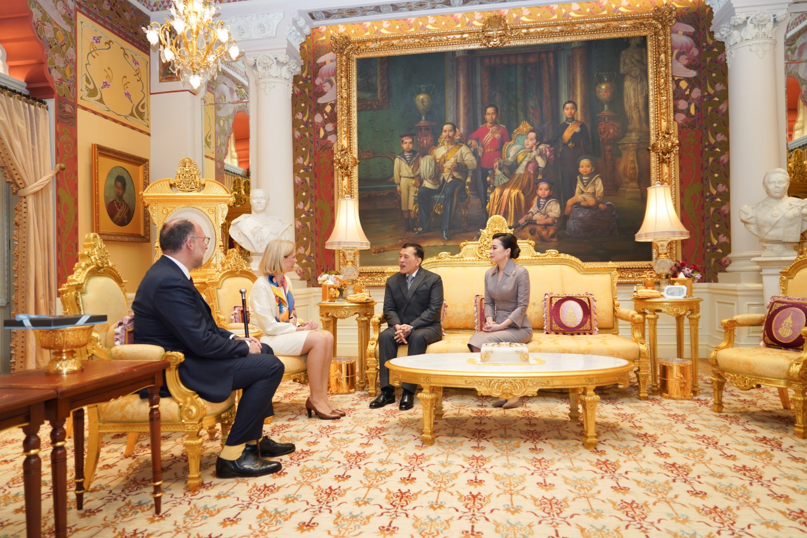 พระบาทสมเด็จพระเจ้าอยู่หัว และสมเด็จพระนางเจ้า ฯ พระบรมราชินี เสด็จออก ณ พระที่นั่งอัมพรสถาน พระราชวังดุสิต พระราชทานพระบรมราชวโรกาสให้ นางซีบีย์ เดอ การ์ตีเย ดีฟว์ (Ms. Sibille de Cartier d’Yves) เอกอัครราชทูตราชอาณาจักรเบลเยียมประจำประเทศไทย เฝ้าทูลละอองธุลีพระบาท กราบบังคมทูลลา ในโอกาสที่จะพ้นจากหน้าที่