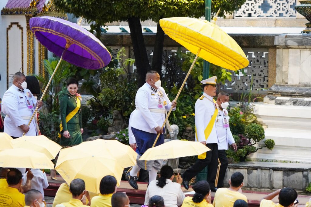 ทรงเปลี่ยนเครื่องทรงฤดูร้อนเป็นเครื่องทรงฤดูฝน ถวายพระพุทธมหามณีรัตนปฏิมากร ณ พระอุโบสถวัดพระศรีรัตนศาสดาราม พระบรมมหาราชวัง