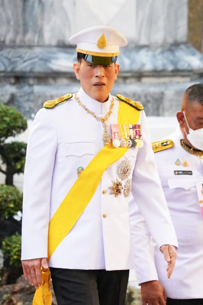 ทรงเปลี่ยนเครื่องทรงฤดูร้อนเป็นเครื่องทรงฤดูฝน ถวายพระพุทธมหามณีรัตนปฏิมากร ณ พระอุโบสถวัดพระศรีรัตนศาสดาราม พระบรมมหาราชวัง