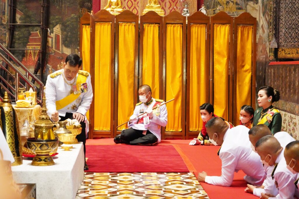 ทรงเปลี่ยนเครื่องทรงฤดูร้อนเป็นเครื่องทรงฤดูฝน ถวายพระพุทธมหามณีรัตนปฏิมากร