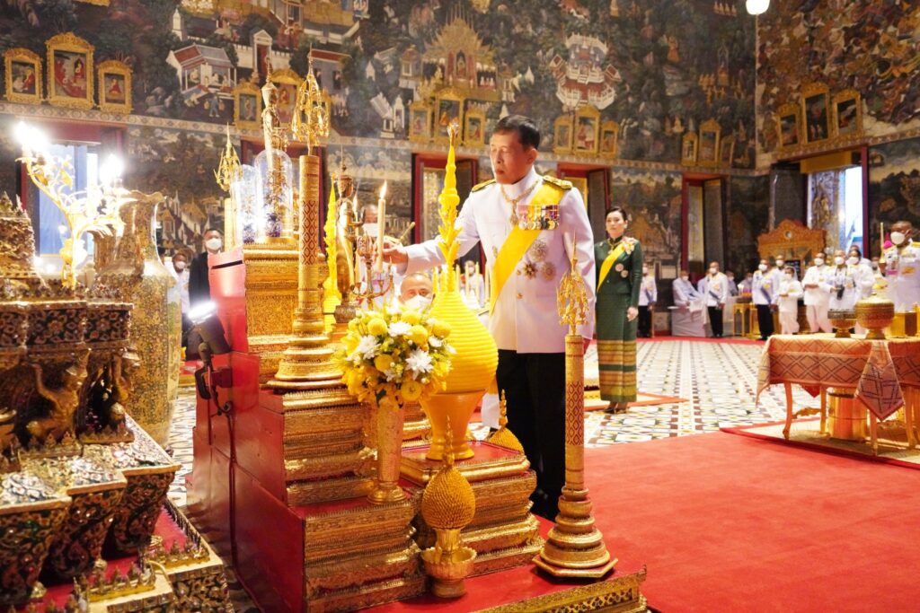 ทรงเปลี่ยนเครื่องทรงฤดูร้อนเป็นเครื่องทรงฤดูฝน ถวายพระพุทธมหามณีรัตนปฏิมากร