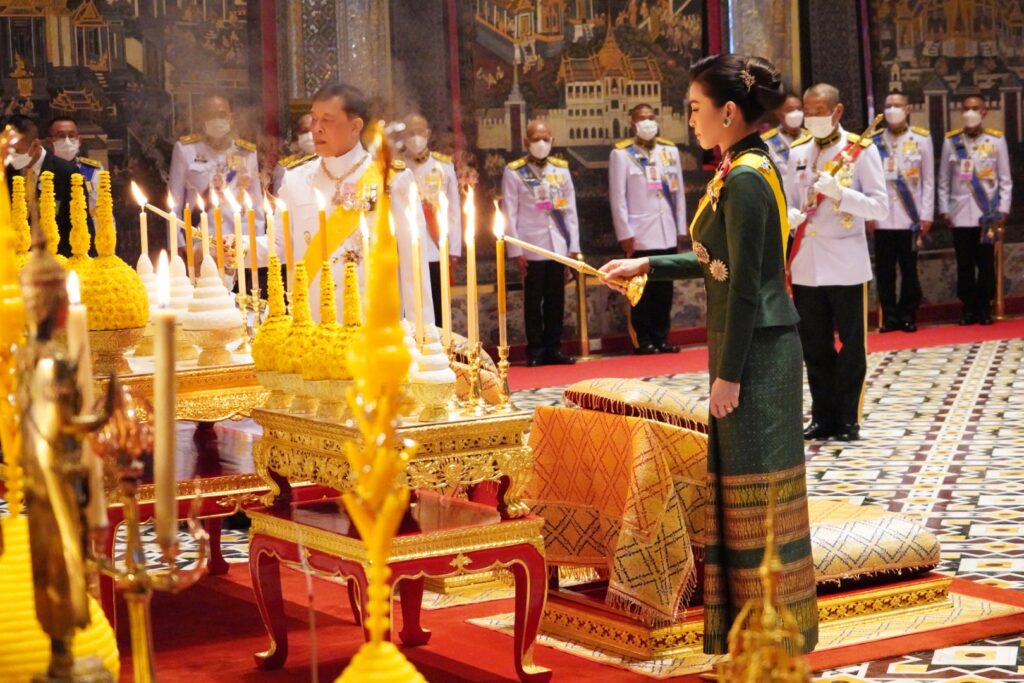 ทรงเปลี่ยนเครื่องทรงฤดูร้อนเป็นเครื่องทรงฤดูฝน ถวายพระพุทธมหามณีรัตนปฏิมากร