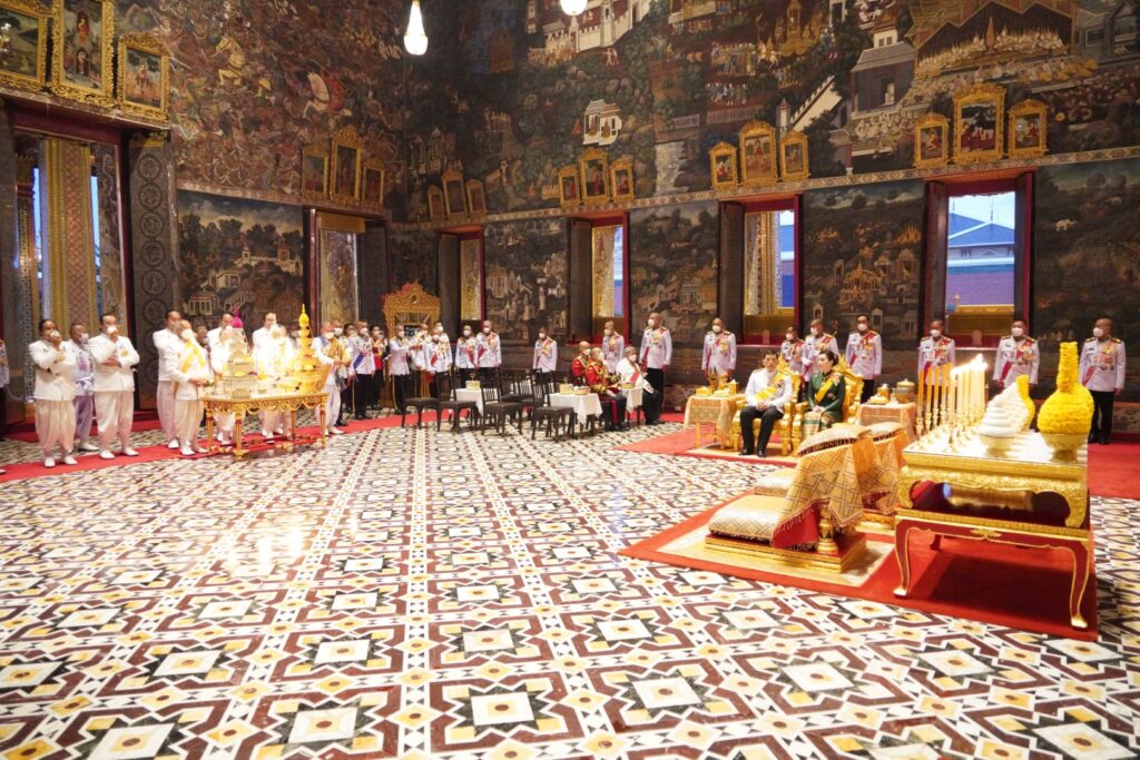 ทรงเปลี่ยนเครื่องทรงฤดูร้อนเป็นเครื่องทรงฤดูฝน ถวายพระพุทธมหามณีรัตนปฏิมากร