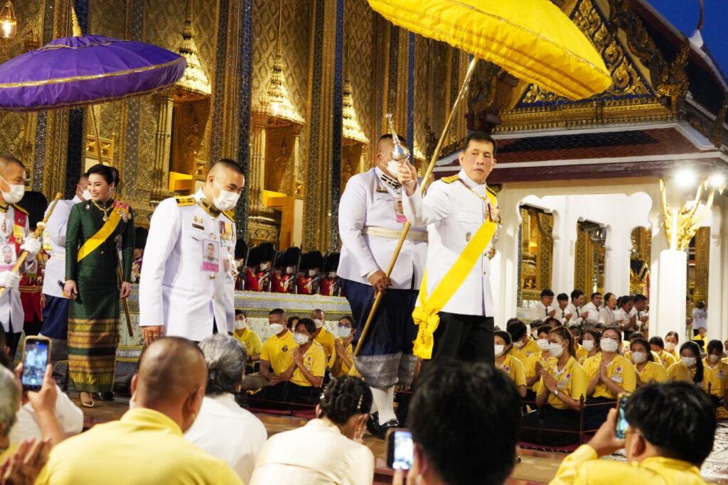 ทรงเปลี่ยนเครื่องทรงฤดูร้อนเป็นเครื่องทรงฤดูฝน ถวายพระพุทธมหามณีรัตนปฏิมากร