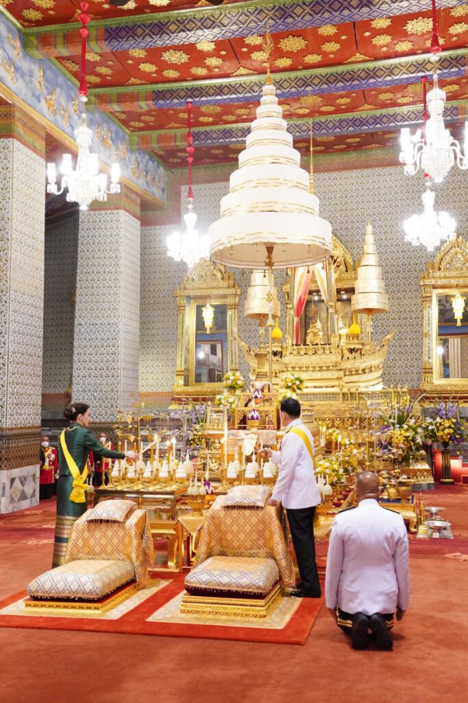 ทรงเปลี่ยนเครื่องทรงฤดูร้อนเป็นเครื่องทรงฤดูฝน ถวายพระพุทธมหามณีรัตนปฏิมากร