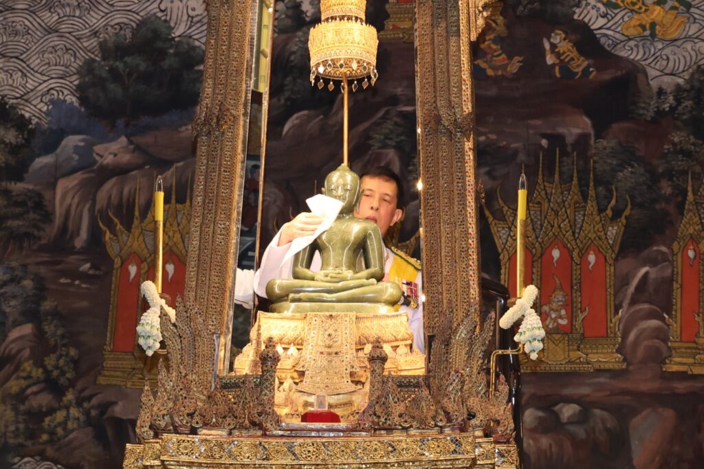 ทรงเปลี่ยนเครื่องทรงฤดูร้อนเป็นเครื่องทรงฤดูฝน ถวายพระพุทธมหามณีรัตนปฏิมากร