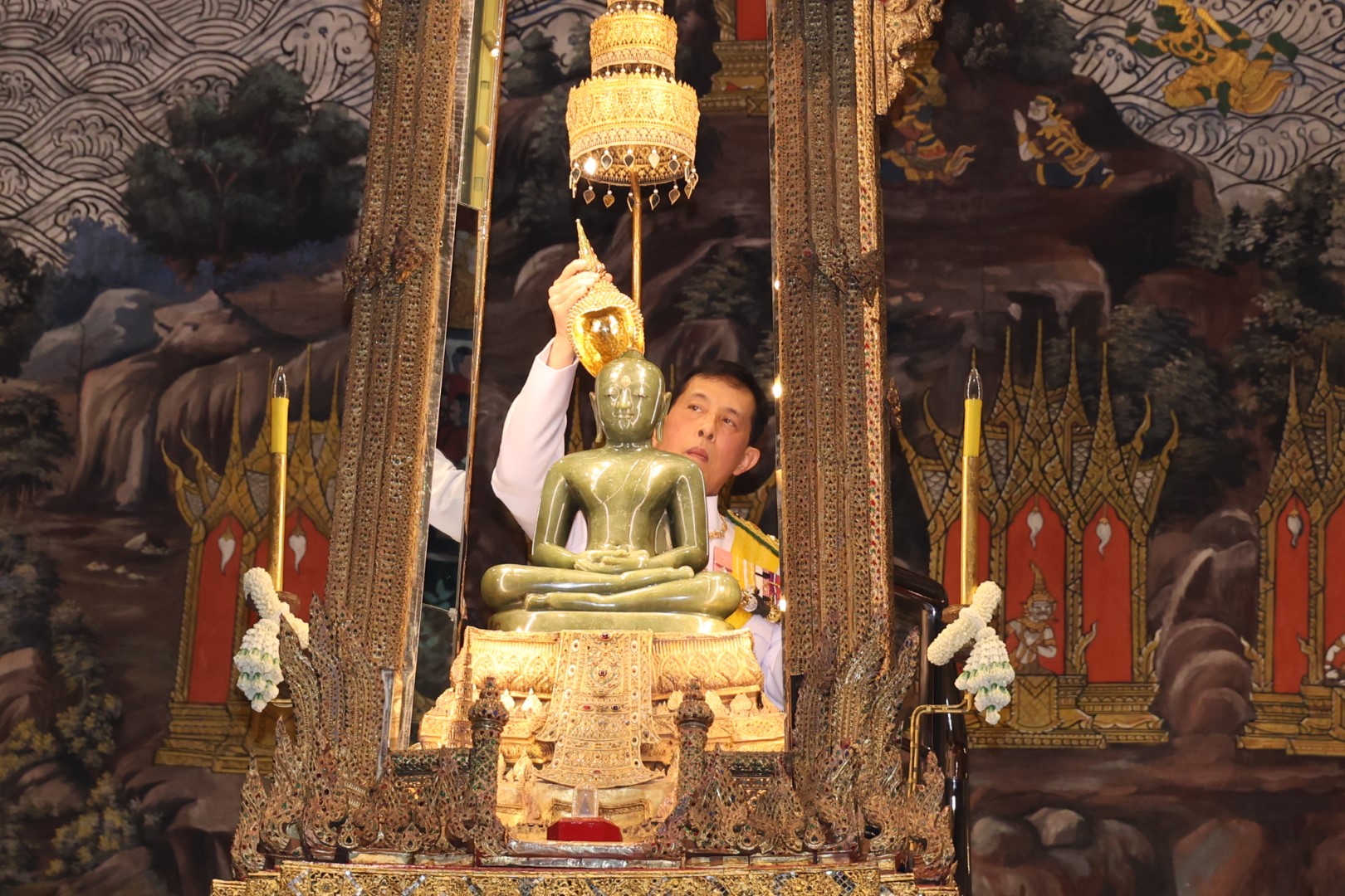พระบาทสมเด็จพระเจ้าอยู่หัว และสมเด็จพระนางเจ้า ฯ พระบรมราชินี เสด็จพระราชดำเนินไปทรงเปลี่ยนเครื่องทรงฤดูร้อนเป็นเครื่องทรงฤดูฝน ถวายพระพุทธมหามณีรัตนปฏิมากร ณ พระอุโบสถวัดพระศรีรัตนศาสดาราม พระบรมมหาราชวัง