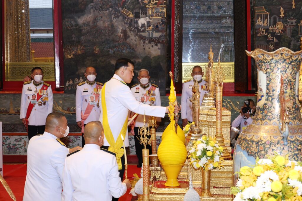 ทรงเปลี่ยนเครื่องทรงฤดูร้อนเป็นเครื่องทรงฤดูฝน ถวายพระพุทธมหามณีรัตนปฏิมากร