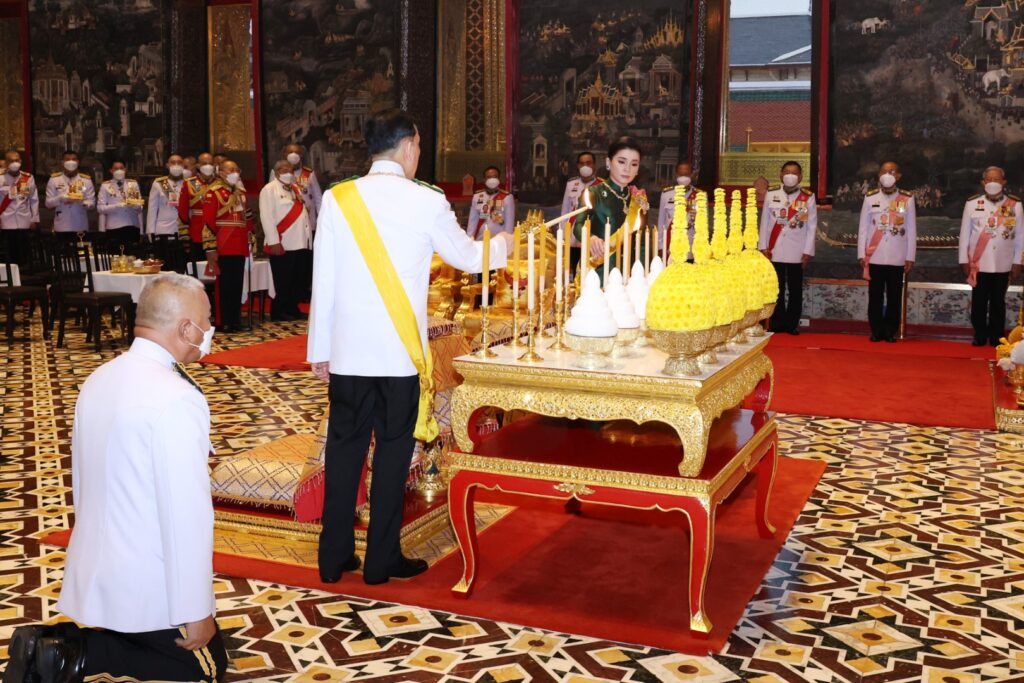 ทรงเปลี่ยนเครื่องทรงฤดูร้อนเป็นเครื่องทรงฤดูฝน ถวายพระพุทธมหามณีรัตนปฏิมากร