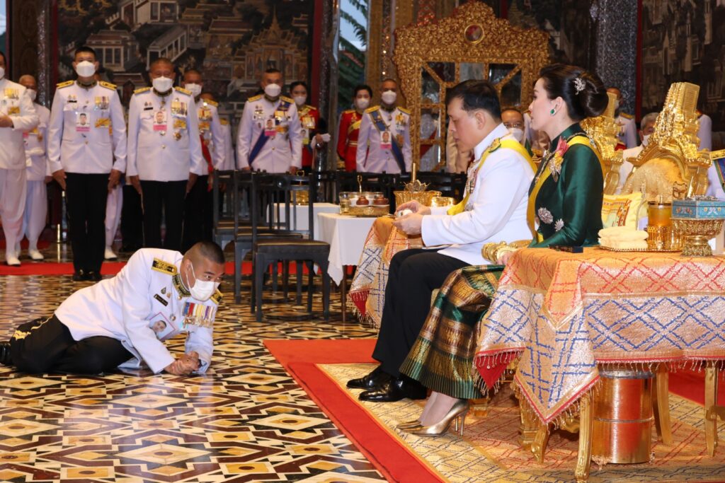 ทรงเปลี่ยนเครื่องทรงฤดูร้อนเป็นเครื่องทรงฤดูฝน ถวายพระพุทธมหามณีรัตนปฏิมากร
