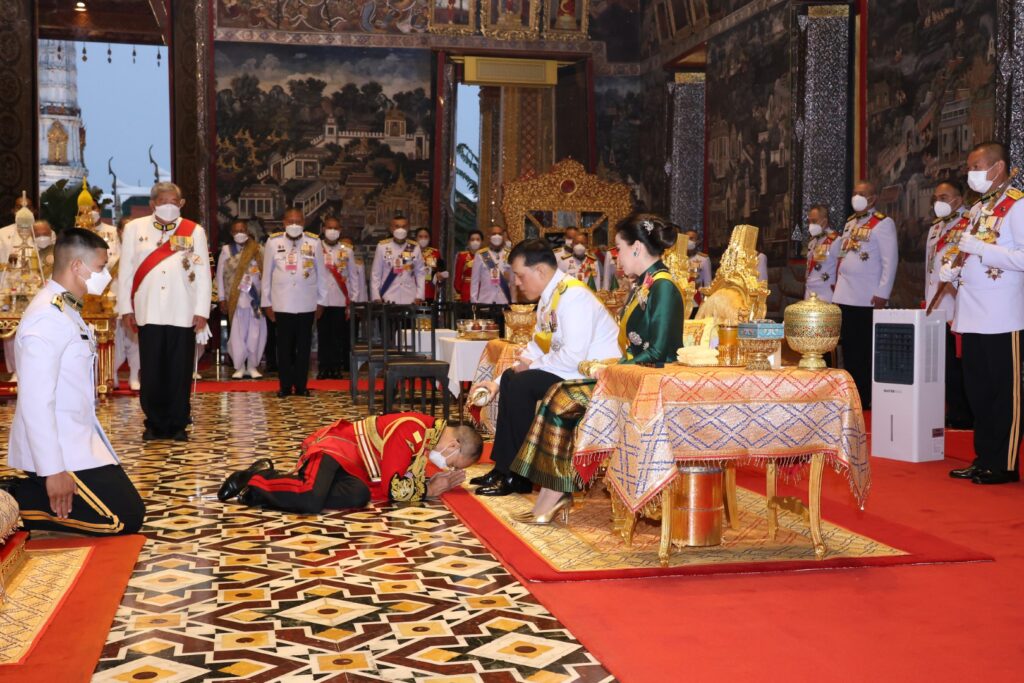 ทรงเปลี่ยนเครื่องทรงฤดูร้อนเป็นเครื่องทรงฤดูฝน ถวายพระพุทธมหามณีรัตนปฏิมากร