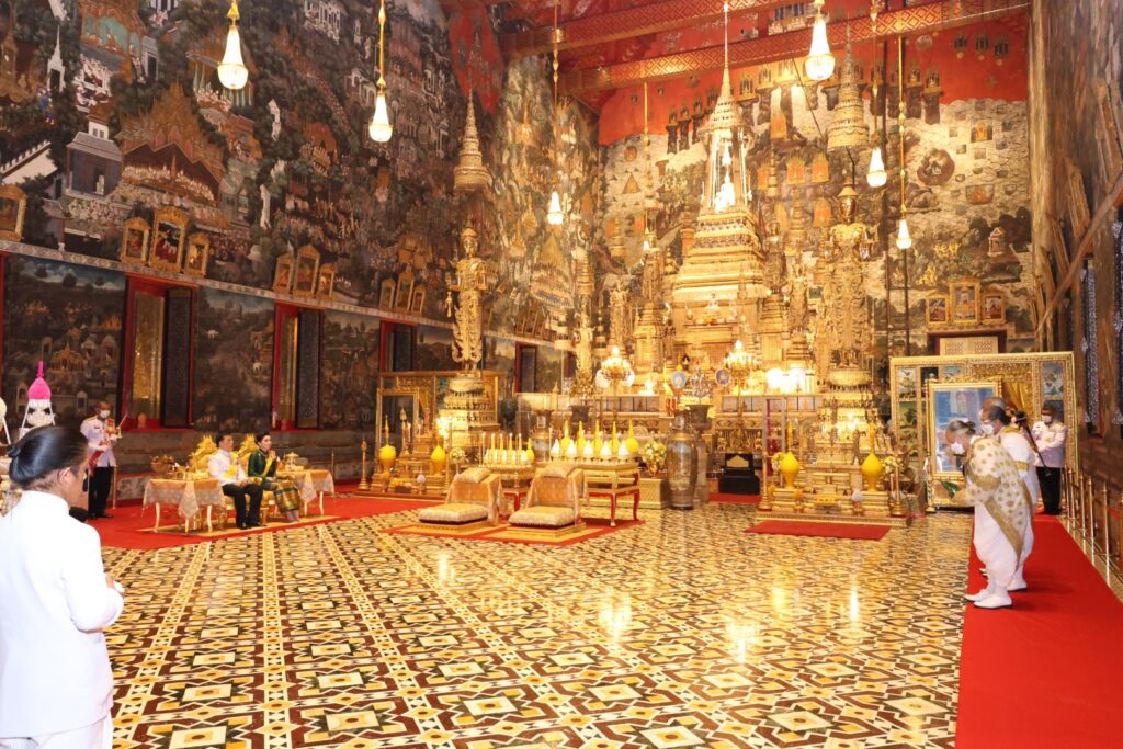 ทรงเปลี่ยนเครื่องทรงฤดูร้อนเป็นเครื่องทรงฤดูฝน ถวายพระพุทธมหามณีรัตนปฏิมากร