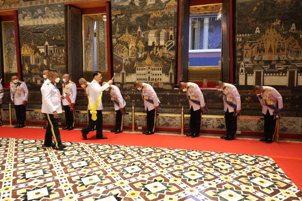 ทรงเปลี่ยนเครื่องทรงฤดูร้อนเป็นเครื่องทรงฤดูฝน ถวายพระพุทธมหามณีรัตนปฏิมากร