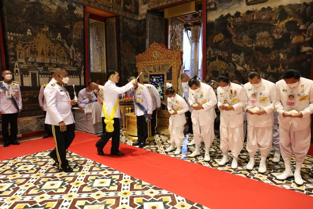 ทรงเปลี่ยนเครื่องทรงฤดูร้อนเป็นเครื่องทรงฤดูฝน ถวายพระพุทธมหามณีรัตนปฏิมากร