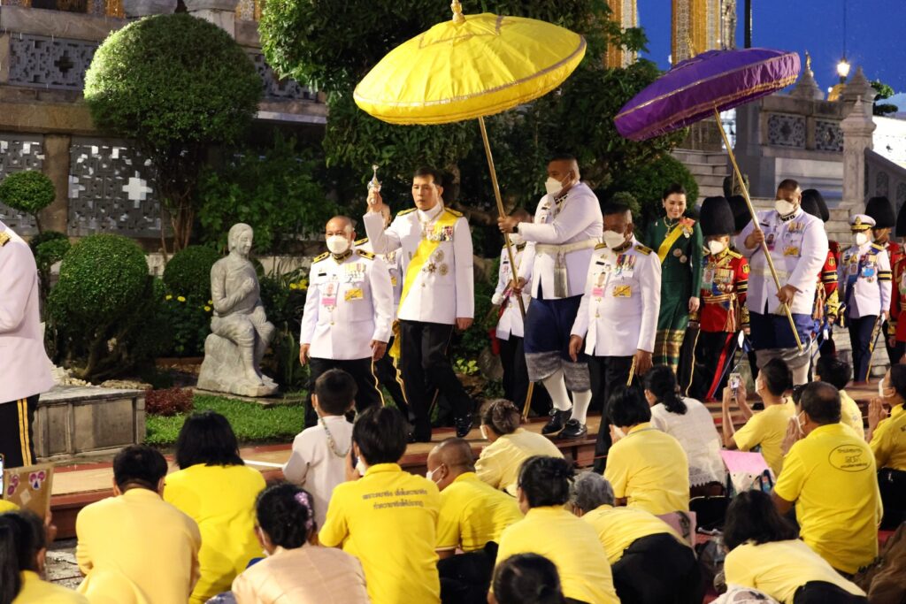 ทรงเปลี่ยนเครื่องทรงฤดูร้อนเป็นเครื่องทรงฤดูฝน ถวายพระพุทธมหามณีรัตนปฏิมากร