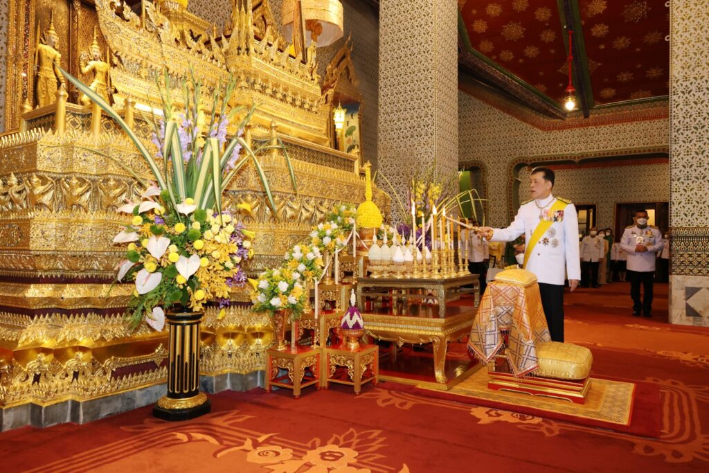 ทรงเปลี่ยนเครื่องทรงฤดูร้อนเป็นเครื่องทรงฤดูฝน ถวายพระพุทธมหามณีรัตนปฏิมากร