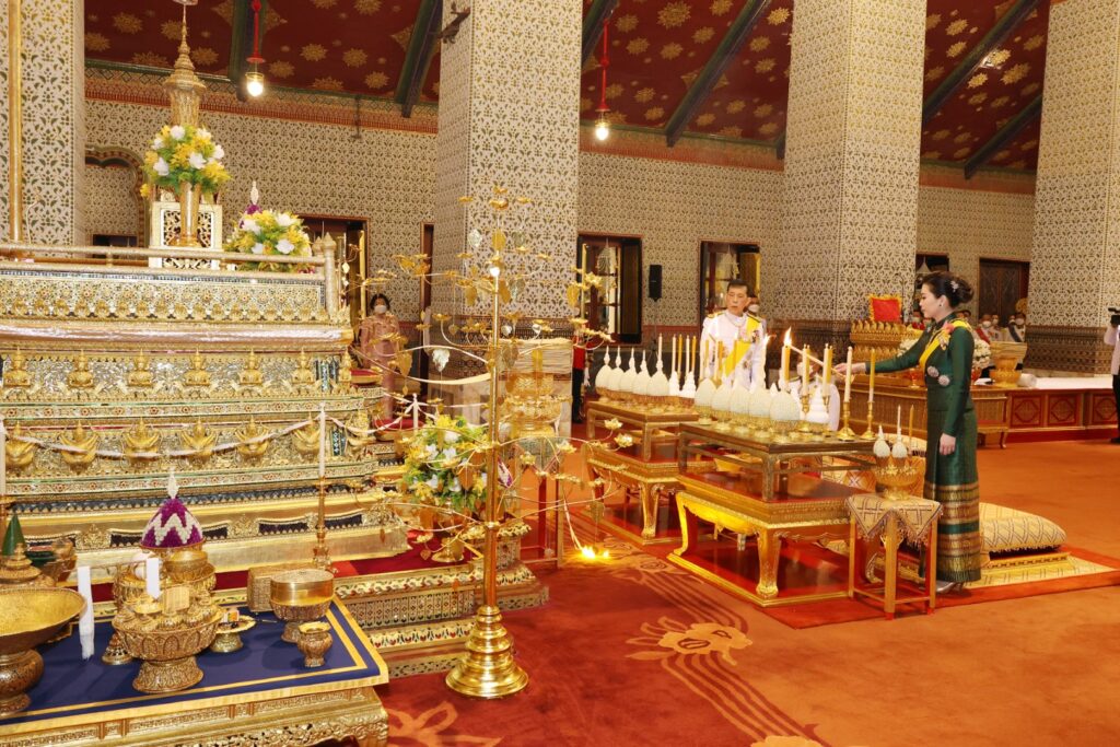 ทรงเปลี่ยนเครื่องทรงฤดูร้อนเป็นเครื่องทรงฤดูฝน ถวายพระพุทธมหามณีรัตนปฏิมากร
