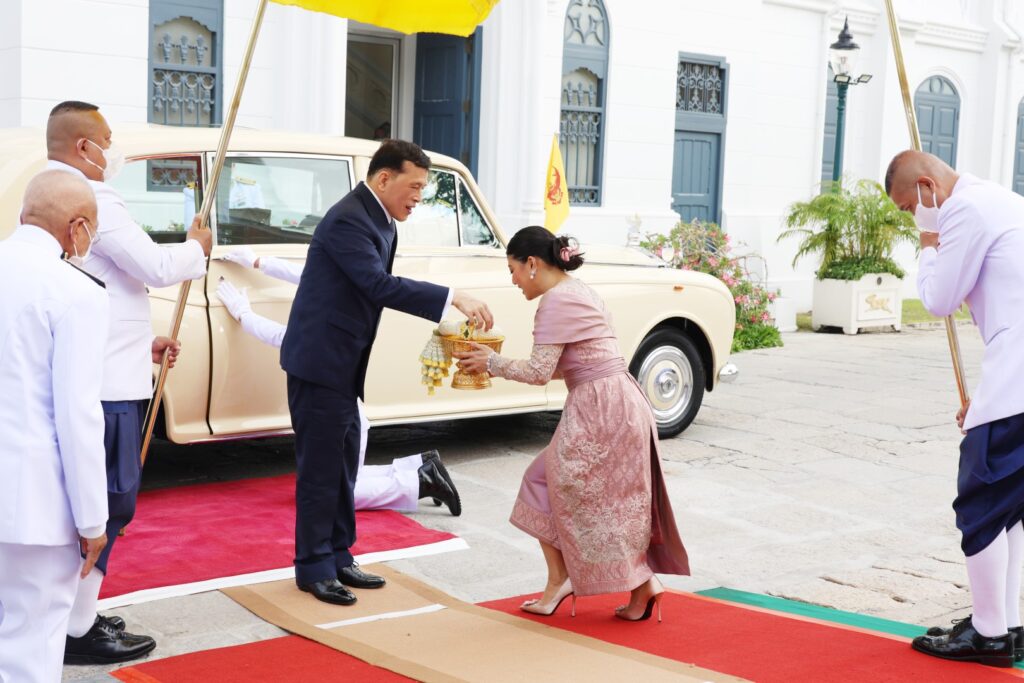 ทรงเปิดนิทรรศการ “ราชภูษิตาภรณ์สยาม”