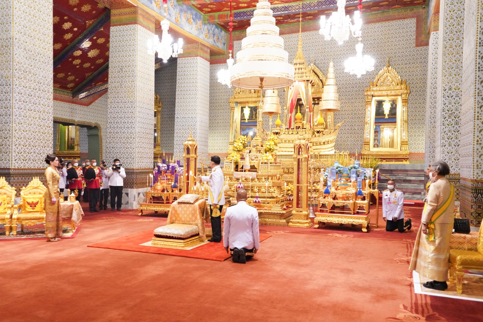 พระบาทสมเด็จพระเจ้าอยู่หัว และสมเด็จพระนางเจ้า ฯ พระบรมราชินี เสด็จพระราชดำเนินไปในการพระราชพิธีมหามงคลเฉลิมพระชนมพรรษา 6 รอบ 28 กรกฎาคม 2567 ณ พระอุโบสถวัดพระศรีรัตนศาสดาราม และพระที่นั่งอมรินทรวินิจฉัย พระบรมมหาราชวัง