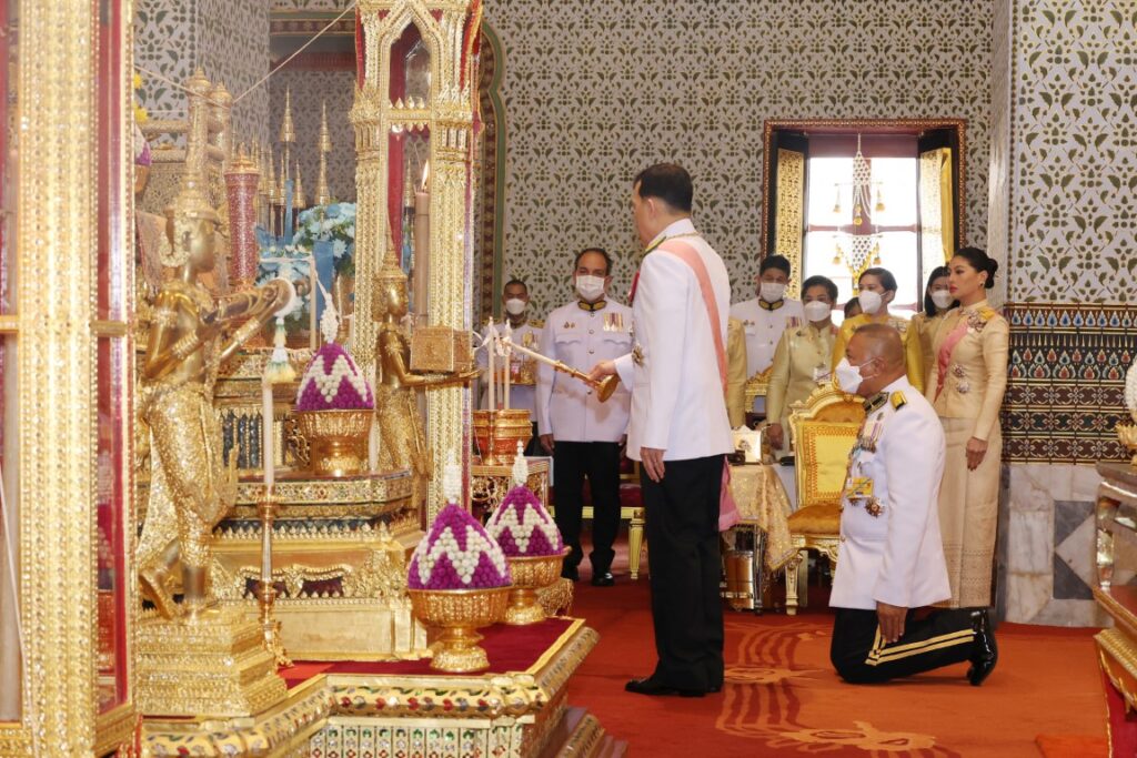 พระบาทสมเด็จพระเจ้าอยู่หัว และสมเด็จพระนางเจ้า ฯ พระบรมราชินี เสด็จพระราชดำเนินไปในการพระราชพิธีมหามงคลเฉลิมพระชนมพรรษา 6 รอบ 28 กรกฎาคม 2567 ณ พระที่นั่งอมรินทรวินิจฉัย พระบรมมหาราชวัง