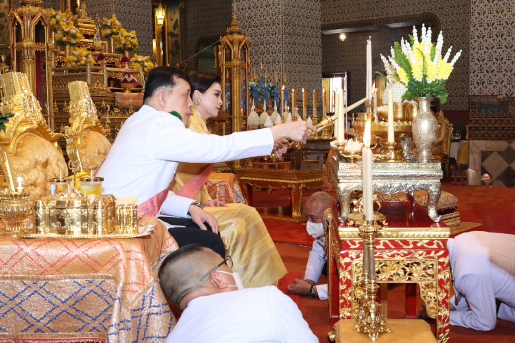พระบาทสมเด็จพระเจ้าอยู่หัว และสมเด็จพระนางเจ้า ฯ พระบรมราชินี เสด็จพระราชดำเนินไปในการพระราชพิธีมหามงคลเฉลิมพระชนมพรรษา 6 รอบ 28 กรกฎาคม 2567 ณ พระที่นั่งอมรินทรวินิจฉัย พระบรมมหาราชวัง