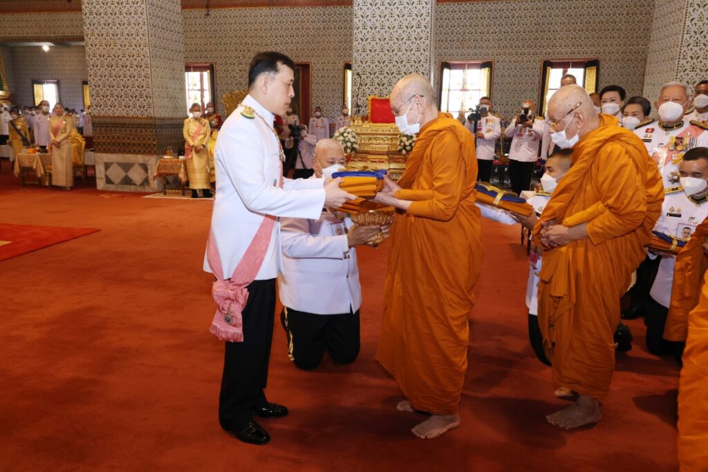 พระบาทสมเด็จพระเจ้าอยู่หัว และสมเด็จพระนางเจ้า ฯ พระบรมราชินี เสด็จพระราชดำเนินไปในการพระราชพิธีมหามงคลเฉลิมพระชนมพรรษา 6 รอบ 28 กรกฎาคม 2567 ณ พระที่นั่งอมรินทรวินิจฉัย พระบรมมหาราชวัง