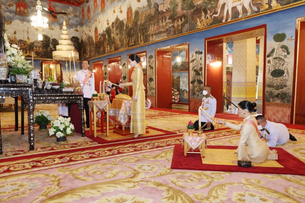พระบาทสมเด็จพระเจ้าอยู่หัว และสมเด็จพระนางเจ้า ฯ พระบรมราชินี เสด็จพระราชดำเนินไปในการพระราชพิธีมหามงคลเฉลิมพระชนมพรรษา 6 รอบ 28 กรกฎาคม 2567 ณ พระที่นั่งอมรินทรวินิจฉัย พระบรมมหาราชวัง