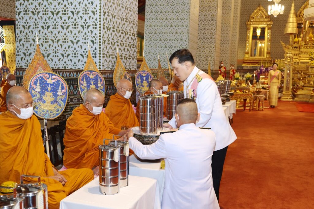 พระบาทสมเด็จพระเจ้าอยู่หัว และสมเด็จพระนางเจ้า ฯ พระบรมราชินี เสด็จพระราชดำเนินไปในการพระราชพิธีมหามงคลเฉลิมพระชนมพรรษา 6 รอบ 28 กรกฎาคม 2567 ณ พระที่นั่งอมรินทรวินิจฉัย พระบรมมหาราชวัง