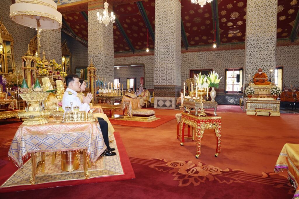 พระบาทสมเด็จพระเจ้าอยู่หัว และสมเด็จพระนางเจ้า ฯ พระบรมราชินี เสด็จพระราชดำเนินไปในการพระราชพิธีมหามงคลเฉลิมพระชนมพรรษา 6 รอบ 28 กรกฎาคม 2567 ณ พระที่นั่งอมรินทรวินิจฉัย พระบรมมหาราชวัง