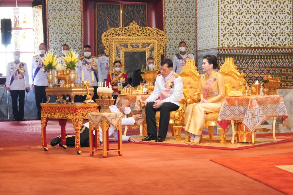 พระบาทสมเด็จพระเจ้าอยู่หัว และสมเด็จพระนางเจ้า ฯ พระบรมราชินี เสด็จพระราชดำเนินไปในการพระราชพิธีมหามงคลเฉลิมพระชนมพรรษา 6 รอบ 28 กรกฎาคม 2567 ณ พระที่นั่งอมรินทรวินิจฉัย พระบรมมหาราชวัง