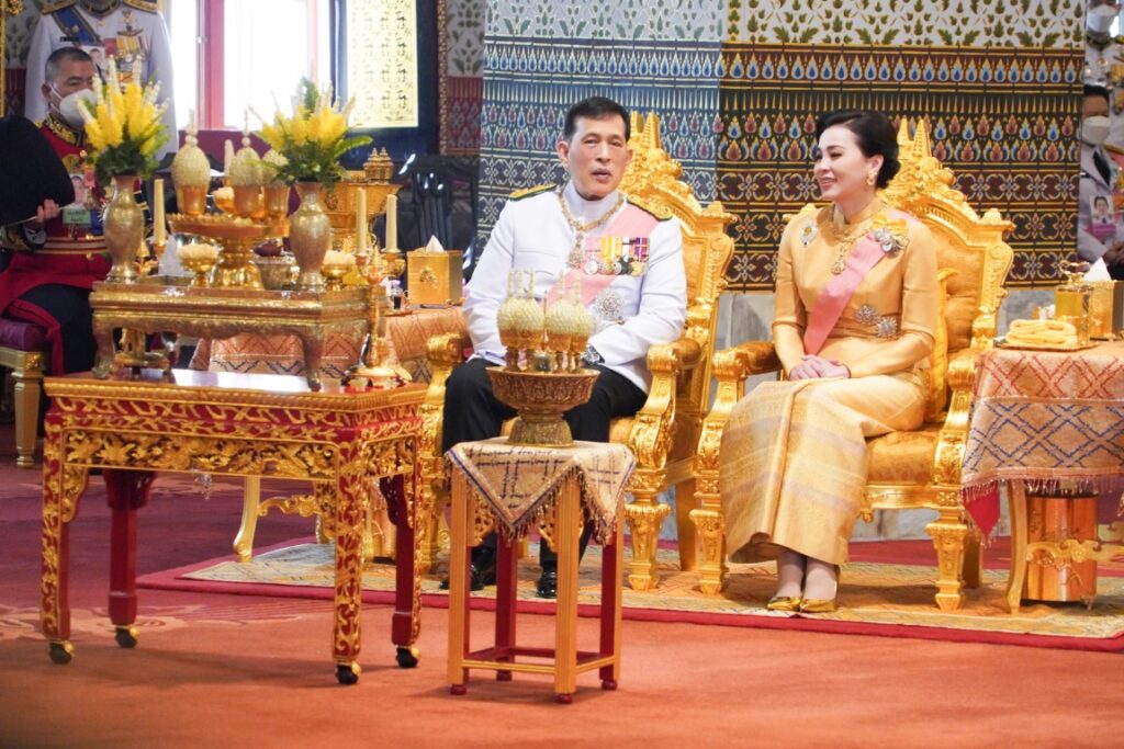 พระบาทสมเด็จพระเจ้าอยู่หัว และสมเด็จพระนางเจ้า ฯ พระบรมราชินี เสด็จพระราชดำเนินไปในการพระราชพิธีมหามงคลเฉลิมพระชนมพรรษา 6 รอบ 28 กรกฎาคม 2567 ณ พระที่นั่งอมรินทรวินิจฉัย พระบรมมหาราชวัง