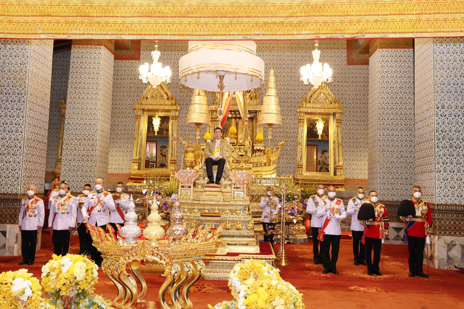 พระบาทสมเด็จพระเจ้าอยู่หัว และสมเด็จพระนางเจ้า ฯ พระบรมราชินี เสด็จพระราชดำเนินไปยังพระที่นั่งอมรินทรวินิจฉัย พระบรมมหาราชวัง ในการเสด็จออกมหาสมาคม พระราชทานพระบรมราชวโรกาสให้ พระบรมวงศานุวงศ์ นายกรัฐมนตรี ประธานรัฐสภา และประธานศาลฎีกา เฝ้าทูลละอองธุลีพระบาท ถวายพระพรชัยมงคล เนื่องในโอกาสพระราชพิธีมหามงคลเฉลิมพระชนมพรรษา 6 รอบ 28 กรกฎาคม 2567