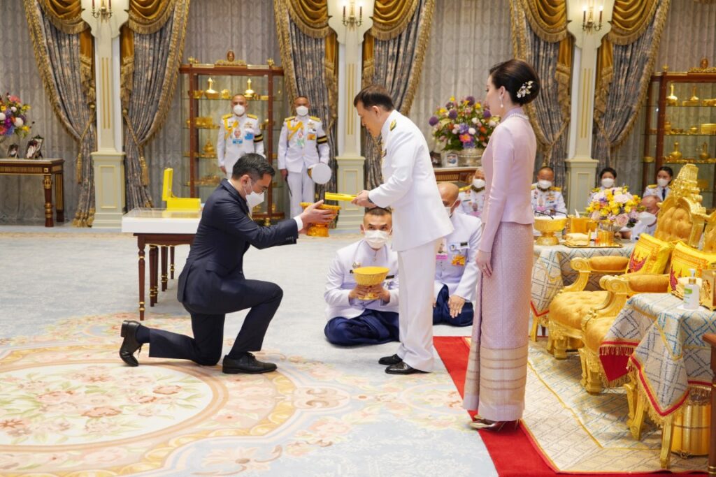 - นายเศรษฐพุฒิ สุทธิวาทนฤพุฒิ ผู้ว่าการธนาคารแห่งประเทศไทย และคณะ เฝ้าทูลละอองธุลีพระบาท ทูลเกล้าทูลกระหม่อมถวายธนบัตรที่ระลึกเฉลิมพระเกียรติ เนื่องในโอกาสพระราชพิธีมหามงคลเฉลิมพระชนมพรรษา 6 รอบ 28 กรกฎาคม 2567 แด่ พระบาทสมเด็จพระเจ้าอยู่หัว สมเด็จพระนางเจ้า ฯ พระบรมราชินี สมเด็จพระเจ้าลูกเธอ เจ้าฟ้าพัชรกิติยาภา นเรนทิราเทพยวดี กรมหลวงราชสาริณีสิริพัชร มหาวัชรราชธิดา สมเด็จพระเจ้าลูกเธอ เจ้าฟ้าสิริวัณณวรี นารีรัตนราชกัญญา และสมเด็จพระเจ้าลูกยาเธอ เจ้าฟ้าทีปังกรรัศมีโชติ มหาวชิโรตตมางกูร สิริวิบูลยราชกุมาร ธนบัตรที่ระลึกเฉลิมพระเกียรติ เนื่องในโอกาสพระราชพิธีมหามงคลเฉลิมพระชนมพรรษา 6 รอบ 28 กรกฎาคม 2567 ธนาคารแห่งประเทศไทย ได้จัดพิมพ์ขึ้นเพื่อให้ประชาชนทั่วไปได้มีโอกาสแลกธนบัตรที่ระลึก เพื่อร่วมเฉลิมฉลองและความเป็นสิริมงคลในโอกาสมหามงคลนี้ ด้านหน้าของ ธนบัตรที่ระลึก พิมพ์พระบรมสาทิสลักษณ์พระบาทสมเด็จพระเจ้าอยู่หัว ทรงฉลองพระองค์บรมขัตติยราชภูษิตาภรณ์ และทรงสายสร้อยปฐมจุลจอมเกล้าวิเศษ ส่วนด้านหลัง พิมพ์พระบรมสาทิสลักษณ์พระบาทสมเด็จพระเจ้าอยู่หัว ทรงฉลองพระองค์บรมขัตติยราชภูษิตาภรณ์ ประดับดารานพรัตน ทรงสายสร้อยปฐมจุลจอมเกล้าวิเศษ และทรงพระแสงกระบี่ ชนิดราคา 100 บาท พิมพ์บนวัสดุพอลิเมอร์ จำนวนพิมพ์ 10 ล้านฉบับ โดยมีขนาดความกว้าง 89 มิลลิเมตร ซึ่งเลข 9 หมายถึง การครองราชย์ปีที่ 9 และมีความยาว 163 มิลลิเมตร มีผลรวมเท่ากับ 10 หมายถึง พระมหากษัตริย์พระองค์ที่ 10 แห่งราชวงศ์จักรี