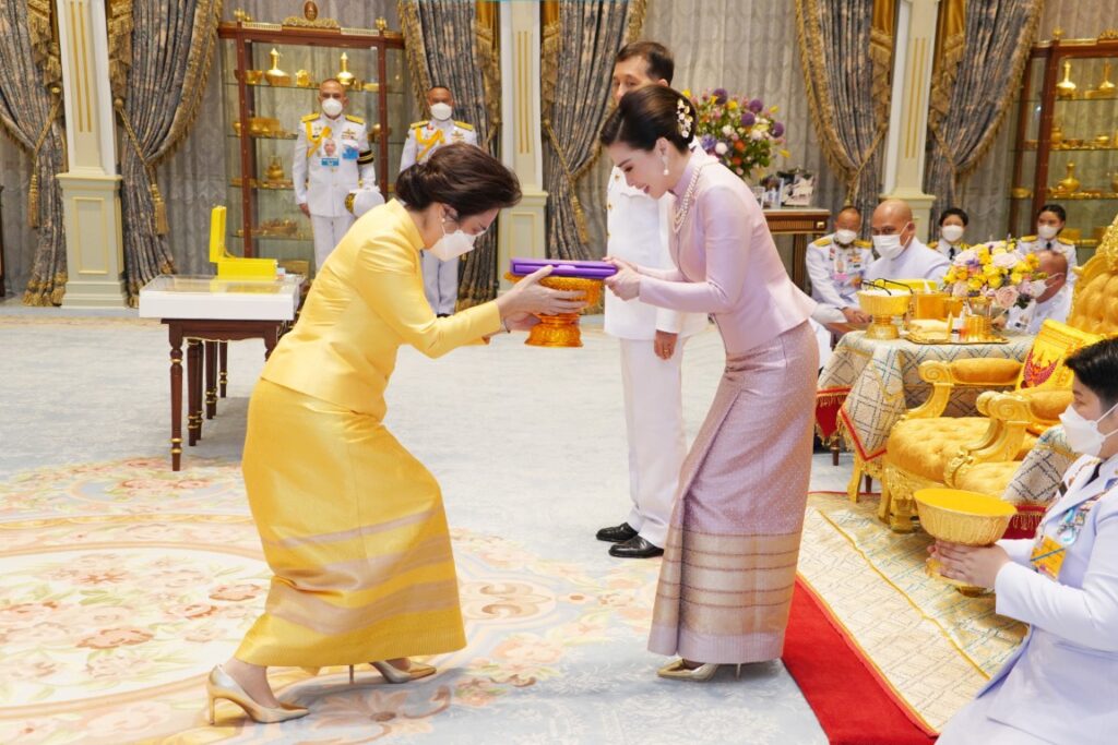 - นายเศรษฐพุฒิ สุทธิวาทนฤพุฒิ ผู้ว่าการธนาคารแห่งประเทศไทย และคณะ เฝ้าทูลละอองธุลีพระบาท ทูลเกล้าทูลกระหม่อมถวายธนบัตรที่ระลึกเฉลิมพระเกียรติ เนื่องในโอกาสพระราชพิธีมหามงคลเฉลิมพระชนมพรรษา 6 รอบ 28 กรกฎาคม 2567 แด่ พระบาทสมเด็จพระเจ้าอยู่หัว สมเด็จพระนางเจ้า ฯ พระบรมราชินี สมเด็จพระเจ้าลูกเธอ เจ้าฟ้าพัชรกิติยาภา นเรนทิราเทพยวดี กรมหลวงราชสาริณีสิริพัชร มหาวัชรราชธิดา สมเด็จพระเจ้าลูกเธอ เจ้าฟ้าสิริวัณณวรี นารีรัตนราชกัญญา และสมเด็จพระเจ้าลูกยาเธอ เจ้าฟ้าทีปังกรรัศมีโชติ มหาวชิโรตตมางกูร สิริวิบูลยราชกุมาร ธนบัตรที่ระลึกเฉลิมพระเกียรติ เนื่องในโอกาสพระราชพิธีมหามงคลเฉลิมพระชนมพรรษา 6 รอบ 28 กรกฎาคม 2567 ธนาคารแห่งประเทศไทย ได้จัดพิมพ์ขึ้นเพื่อให้ประชาชนทั่วไปได้มีโอกาสแลกธนบัตรที่ระลึก เพื่อร่วมเฉลิมฉลองและความเป็นสิริมงคลในโอกาสมหามงคลนี้ ด้านหน้าของ ธนบัตรที่ระลึก พิมพ์พระบรมสาทิสลักษณ์พระบาทสมเด็จพระเจ้าอยู่หัว ทรงฉลองพระองค์บรมขัตติยราชภูษิตาภรณ์ และทรงสายสร้อยปฐมจุลจอมเกล้าวิเศษ ส่วนด้านหลัง พิมพ์พระบรมสาทิสลักษณ์พระบาทสมเด็จพระเจ้าอยู่หัว ทรงฉลองพระองค์บรมขัตติยราชภูษิตาภรณ์ ประดับดารานพรัตน ทรงสายสร้อยปฐมจุลจอมเกล้าวิเศษ และทรงพระแสงกระบี่ ชนิดราคา 100 บาท พิมพ์บนวัสดุพอลิเมอร์ จำนวนพิมพ์ 10 ล้านฉบับ โดยมีขนาดความกว้าง 89 มิลลิเมตร ซึ่งเลข 9 หมายถึง การครองราชย์ปีที่ 9 และมีความยาว 163 มิลลิเมตร มีผลรวมเท่ากับ 10 หมายถึง พระมหากษัตริย์พระองค์ที่ 10 แห่งราชวงศ์จักรี
