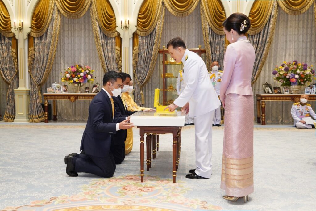 - นายเศรษฐพุฒิ สุทธิวาทนฤพุฒิ ผู้ว่าการธนาคารแห่งประเทศไทย และคณะ เฝ้าทูลละอองธุลีพระบาท ทูลเกล้าทูลกระหม่อมถวายธนบัตรที่ระลึกเฉลิมพระเกียรติ เนื่องในโอกาสพระราชพิธีมหามงคลเฉลิมพระชนมพรรษา 6 รอบ 28 กรกฎาคม 2567 แด่ พระบาทสมเด็จพระเจ้าอยู่หัว สมเด็จพระนางเจ้า ฯ พระบรมราชินี สมเด็จพระเจ้าลูกเธอ เจ้าฟ้าพัชรกิติยาภา นเรนทิราเทพยวดี กรมหลวงราชสาริณีสิริพัชร มหาวัชรราชธิดา สมเด็จพระเจ้าลูกเธอ เจ้าฟ้าสิริวัณณวรี นารีรัตนราชกัญญา และสมเด็จพระเจ้าลูกยาเธอ เจ้าฟ้าทีปังกรรัศมีโชติ มหาวชิโรตตมางกูร สิริวิบูลยราชกุมาร ธนบัตรที่ระลึกเฉลิมพระเกียรติ เนื่องในโอกาสพระราชพิธีมหามงคลเฉลิมพระชนมพรรษา 6 รอบ 28 กรกฎาคม 2567 ธนาคารแห่งประเทศไทย ได้จัดพิมพ์ขึ้นเพื่อให้ประชาชนทั่วไปได้มีโอกาสแลกธนบัตรที่ระลึก เพื่อร่วมเฉลิมฉลองและความเป็นสิริมงคลในโอกาสมหามงคลนี้ ด้านหน้าของ ธนบัตรที่ระลึก พิมพ์พระบรมสาทิสลักษณ์พระบาทสมเด็จพระเจ้าอยู่หัว ทรงฉลองพระองค์บรมขัตติยราชภูษิตาภรณ์ และทรงสายสร้อยปฐมจุลจอมเกล้าวิเศษ ส่วนด้านหลัง พิมพ์พระบรมสาทิสลักษณ์พระบาทสมเด็จพระเจ้าอยู่หัว ทรงฉลองพระองค์บรมขัตติยราชภูษิตาภรณ์ ประดับดารานพรัตน ทรงสายสร้อยปฐมจุลจอมเกล้าวิเศษ และทรงพระแสงกระบี่ ชนิดราคา 100 บาท พิมพ์บนวัสดุพอลิเมอร์ จำนวนพิมพ์ 10 ล้านฉบับ โดยมีขนาดความกว้าง 89 มิลลิเมตร ซึ่งเลข 9 หมายถึง การครองราชย์ปีที่ 9 และมีความยาว 163 มิลลิเมตร มีผลรวมเท่ากับ 10 หมายถึง พระมหากษัตริย์พระองค์ที่ 10 แห่งราชวงศ์จักรี