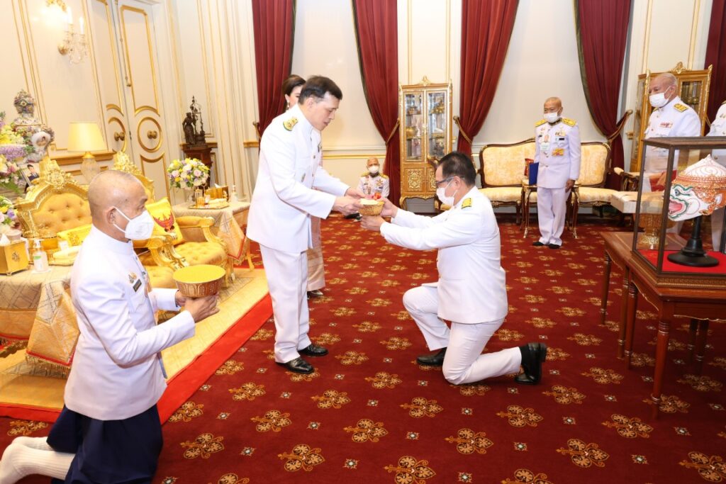 รองศาสตราจารย์อุดมวิทย์ไชยสกุลเกียรติ อธิการบดีมหาวิทยาลัยเทคโนโลยีราชมงคลรัตนโกสินทร์ พร้อมด้วยนายกสภามหาวิทยาลัย ฯ กรรมการสภามหาวิทยาลัย ฯ ผู้บริหารมหาวิทยาลัย ฯ และคณะบุคคลผู้ร่วมดำเนินโครงการ “ราชมงคลรัตนโกสินทร์ รวมใจสืบสานคุณค่ามรดกผ้าไทย” เฝ้าทูลละอองธุลีพระบาท ทูลเกล้าทูลกระหม่อมถวายเงินรายได้จากการดำเนินโครงการ ฯ โดยเสด็จ พระราชกุศลตามพระราชอัธยาศัย และทูลเกล้าทูลกระหม่อมถวายหัวโขน “หนุมาน” แด่ พระบาทสมเด็จ พระเจ้าอยู่หัว กับทูลเกล้าทูลกระหม่อมถวายผ้าไหมยกดอกลำพูนลายกาบแก้วพิกุลหริภุญชัย แด่ สมเด็จ พระนางเจ้า ฯ พระบรมราชินี