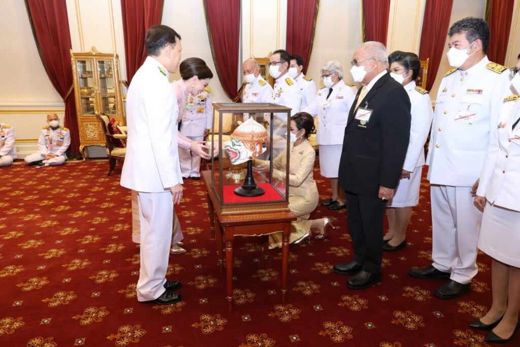 รองศาสตราจารย์อุดมวิทย์ไชยสกุลเกียรติ อธิการบดีมหาวิทยาลัยเทคโนโลยีราชมงคลรัตนโกสินทร์ พร้อมด้วยนายกสภามหาวิทยาลัย ฯ กรรมการสภามหาวิทยาลัย ฯ ผู้บริหารมหาวิทยาลัย ฯ และคณะบุคคลผู้ร่วมดำเนินโครงการ “ราชมงคลรัตนโกสินทร์ รวมใจสืบสานคุณค่ามรดกผ้าไทย” เฝ้าทูลละอองธุลีพระบาท ทูลเกล้าทูลกระหม่อมถวายเงินรายได้จากการดำเนินโครงการ ฯ โดยเสด็จ พระราชกุศลตามพระราชอัธยาศัย และทูลเกล้าทูลกระหม่อมถวายหัวโขน “หนุมาน” แด่ พระบาทสมเด็จ พระเจ้าอยู่หัว กับทูลเกล้าทูลกระหม่อมถวายผ้าไหมยกดอกลำพูนลายกาบแก้วพิกุลหริภุญชัย แด่ สมเด็จ พระนางเจ้า ฯ พระบรมราชินี