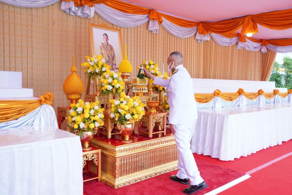 พระบาทสมเด็จพระเจ้าอยู่หัว ทรงพระกรุณาโปรดเกล้าโปรดกระหม่อมให้ พลอากาศเอก สถิตย์พงษ์ สุขวิมล ราชเลขานุการในพระองค์พระบาทสมเด็จพระเจ้าอยู่หัว ออกรับเครื่องราชสักการะถวายพระพรชัยมงคล เนื่องในโอกาสพระราชพิธีมหามงคลเฉลิมพระชนมพรรษา 6 รอบ 28 กรกฎาคม 2567