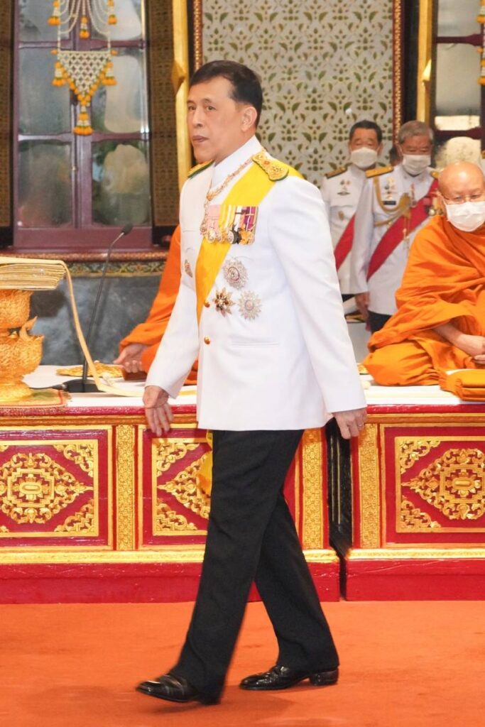 พระบาทสมเด็จพระเจ้าอยู่หัว และสมเด็จพระนางเจ้า ฯ พระบรมราชินี เสด็จพระราชดำเนินไปทรงบำเพ็ญพระราชกุศลทักษิณานุปทาน ในการพระราชพิธีมหามงคลเฉลิมพระชนมพรรษา 6 รอบ 28 กรกฎาคม 2567 ณ พระที่นั่งอมรินทรวินิจฉัย พระบรมมหาราชวัง