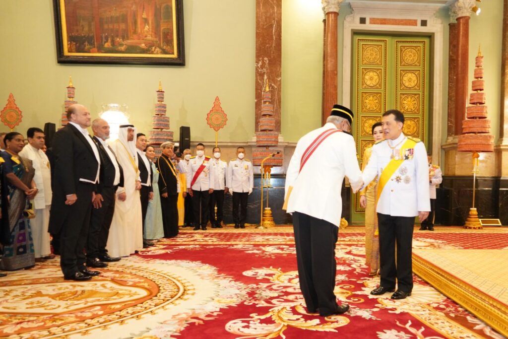 พระบาทสมเด็จพระเจ้าอยู่หัว และสมเด็จพระนางเจ้า ฯ พระบรมราชินี เสด็จออก ณ พระที่นั่งจักรีมหาปราสาท พระบรมมหาราชวัง พระราชทานพระบรมราชวโรกาสให้ คณะทูตานุทูต และผู้แทนฝ่ายกงสุล เฝ้าทูลละอองธุลีพระบาท ถวายพระพรชัยมงคล เนื่องในโอกาสพระราชพิธีมหามงคลเฉลิมพระชนมพรรษา 6 รอบ 28 กรกฎาคม 2567