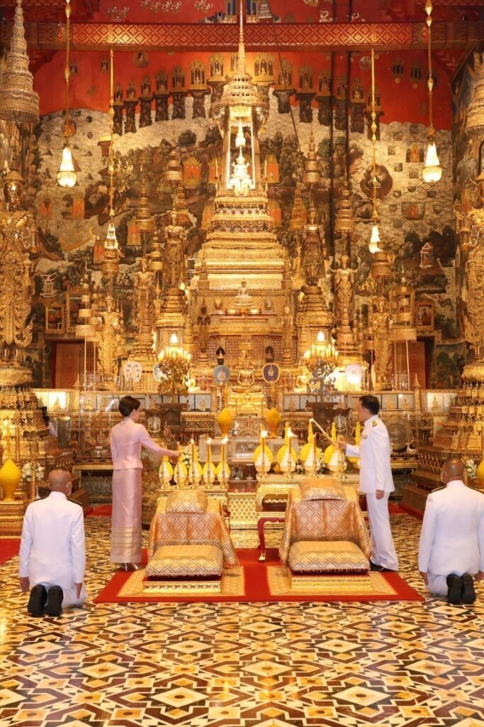 พระบาทสมเด็จพระเจ้าอยู่หัว และสมเด็จพระนางเจ้า ฯ พระบรมราชินี เสด็จพระราชดำเนินโดยรถยนต์พระที่นั่ง จากพระที่นั่งอัมพรสถาน พระราชวังดุสิต ไปในการพระราชพิธีทรงบำเพ็ญพระราชกุศล เนื่องในวันอาสาฬหบูชา พุทธศักราช 2567 ณ พระอุโบสถวัดพระศรีรัตนศาสดาราม พระบรมมหาราชวัง
