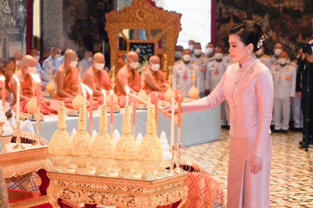 พระบาทสมเด็จพระเจ้าอยู่หัว และสมเด็จพระนางเจ้า ฯ พระบรมราชินี เสด็จพระราชดำเนินโดยรถยนต์พระที่นั่ง จากพระที่นั่งอัมพรสถาน พระราชวังดุสิต ไปในการพระราชพิธีทรงบำเพ็ญพระราชกุศล เนื่องในวันอาสาฬหบูชา พุทธศักราช 2567 ณ พระอุโบสถวัดพระศรีรัตนศาสดาราม พระบรมมหาราชวัง