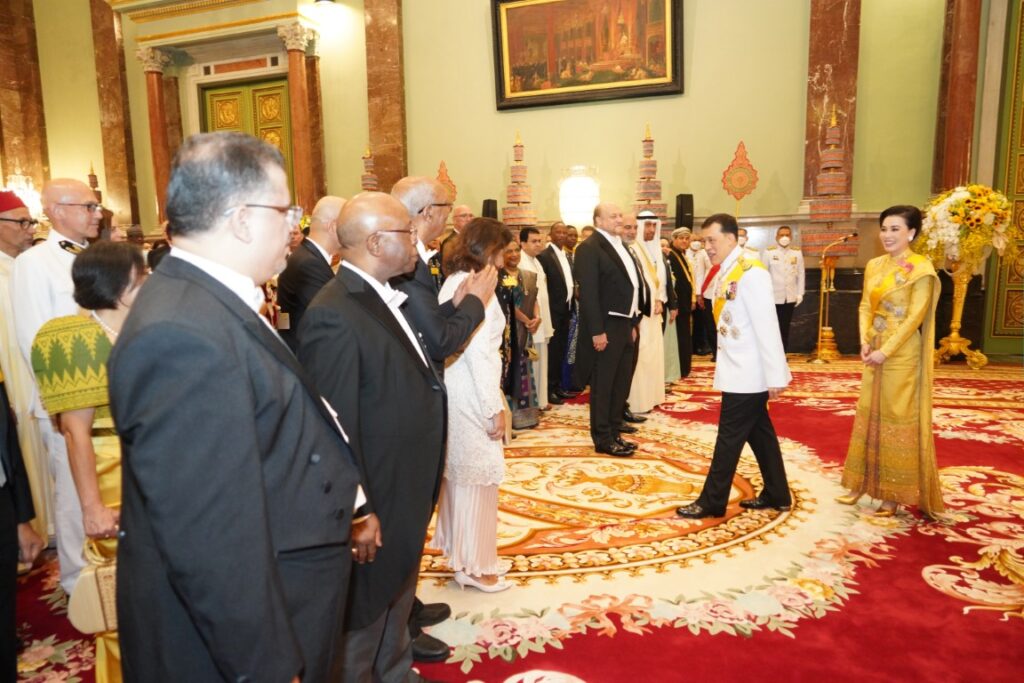 พระบาทสมเด็จพระเจ้าอยู่หัว และสมเด็จพระนางเจ้า ฯ พระบรมราชินี เสด็จออก ณ พระที่นั่งจักรีมหาปราสาท พระบรมมหาราชวัง พระราชทานพระบรมราชวโรกาสให้ คณะทูตานุทูต และผู้แทนฝ่ายกงสุล เฝ้าทูลละอองธุลีพระบาท ถวายพระพรชัยมงคล เนื่องในโอกาสพระราชพิธีมหามงคลเฉลิมพระชนมพรรษา 6 รอบ 28 กรกฎาคม 2567