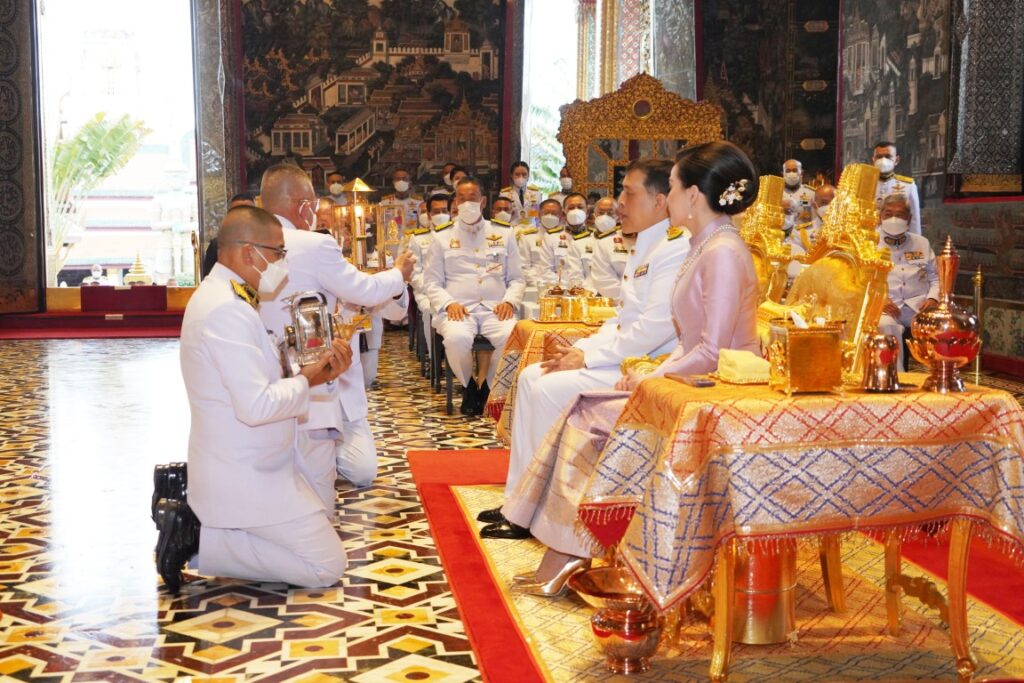 พระบาทสมเด็จพระเจ้าอยู่หัว และสมเด็จพระนางเจ้า ฯ พระบรมราชินี เสด็จพระราชดำเนินโดยรถยนต์พระที่นั่ง จากพระที่นั่งอัมพรสถาน พระราชวังดุสิต ไปในการพระราชพิธีทรงบำเพ็ญพระราชกุศล เนื่องในวันอาสาฬหบูชา พุทธศักราช 2567 ณ พระอุโบสถวัดพระศรีรัตนศาสดาราม พระบรมมหาราชวัง