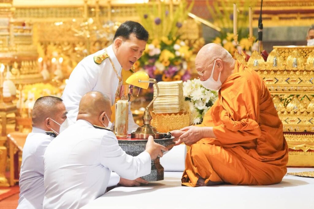 พระบาทสมเด็จพระเจ้าอยู่หัว และสมเด็จพระนางเจ้า ฯ พระบรมราชินี เสด็จพระราชดำเนินไปทรงบำเพ็ญพระราชกุศลทักษิณานุปทาน ในการพระราชพิธีมหามงคลเฉลิมพระชนมพรรษา 6 รอบ 28 กรกฎาคม 2567 ณ พระที่นั่งอมรินทรวินิจฉัย พระบรมมหาราชวัง